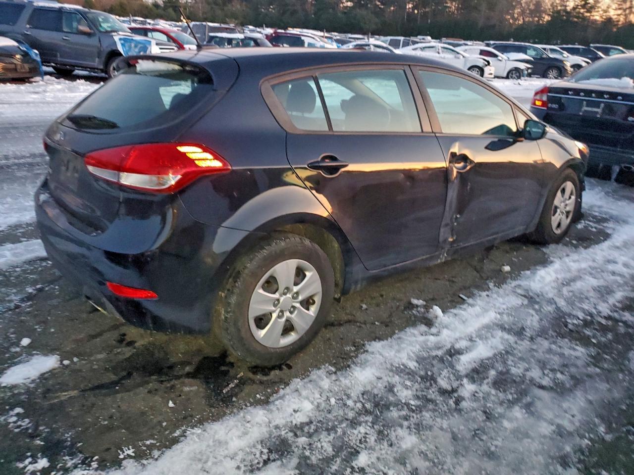 2017 KIA FORTE LX photo 3