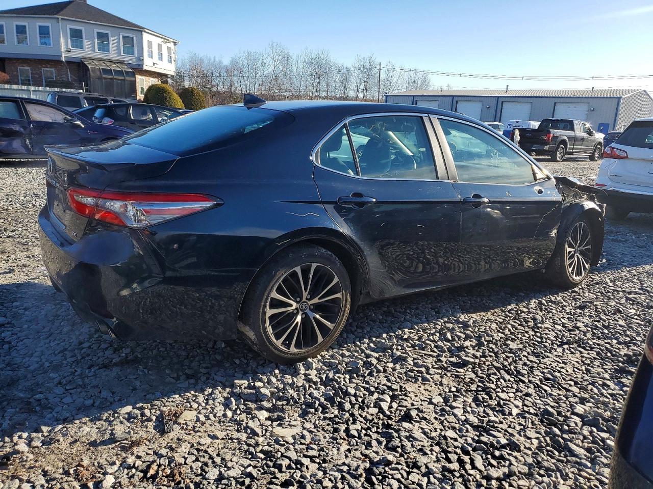 2018 TOYOTA CAMRY L photo 3