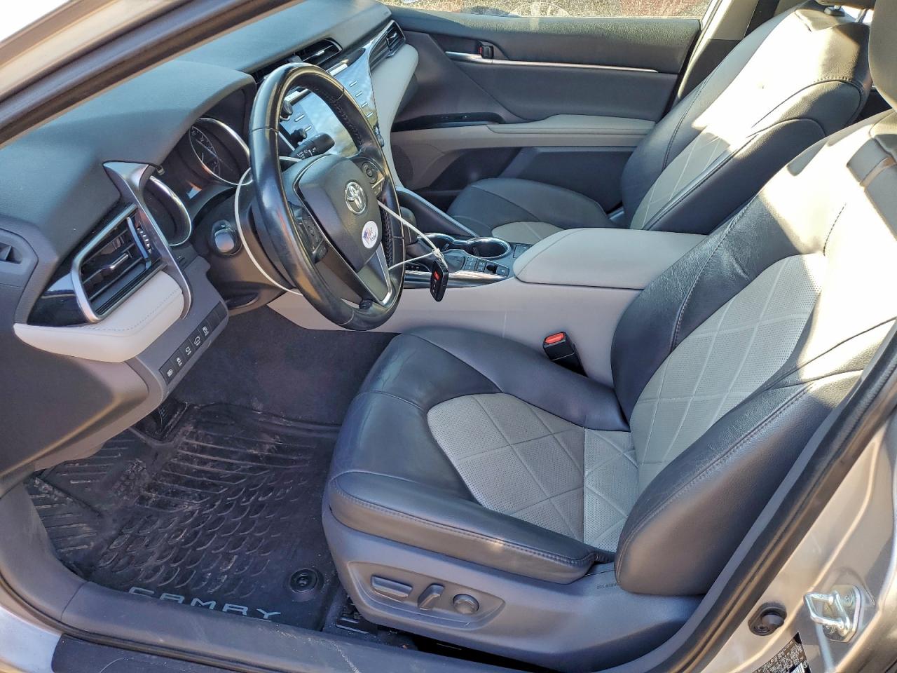 2019 TOYOTA CAMRY HYBRID photo 13