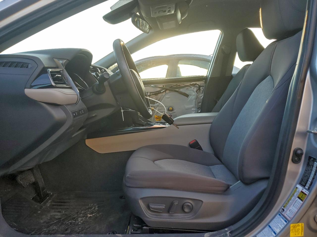 2020 TOYOTA CAMRY LE photo 13