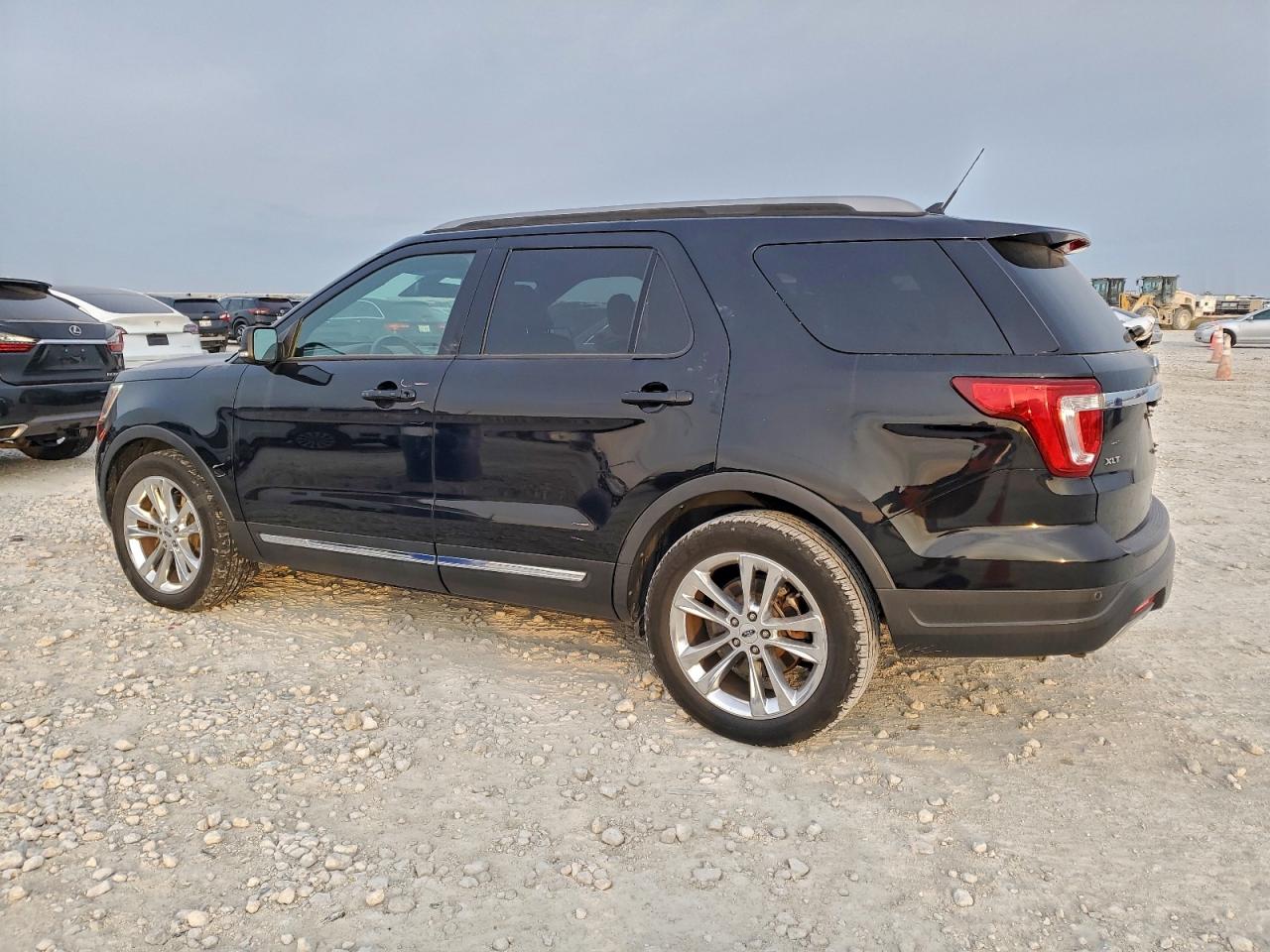 2019 FORD EXPLORER XLT photo 2