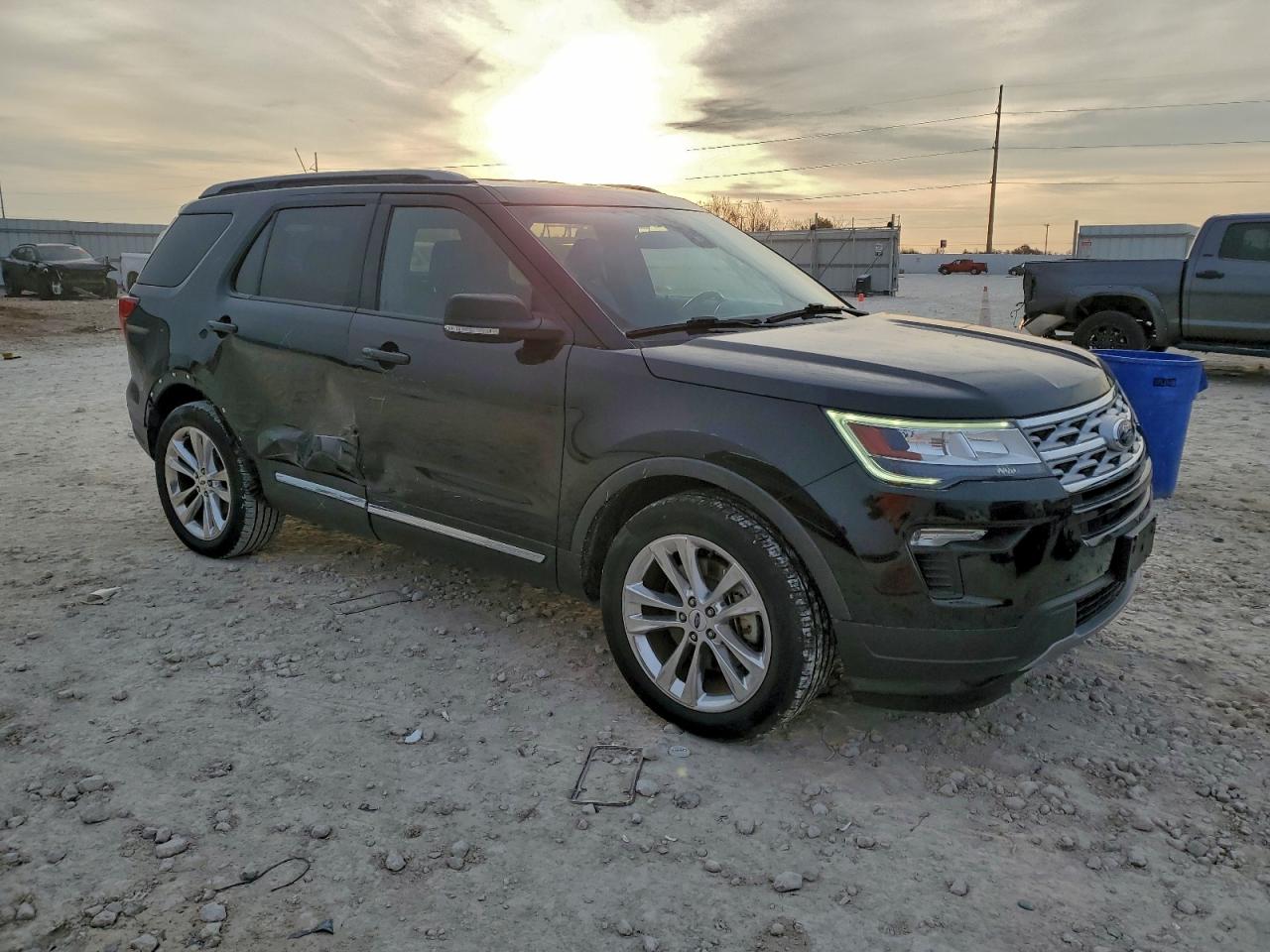 2019 FORD EXPLORER XLT photo 4