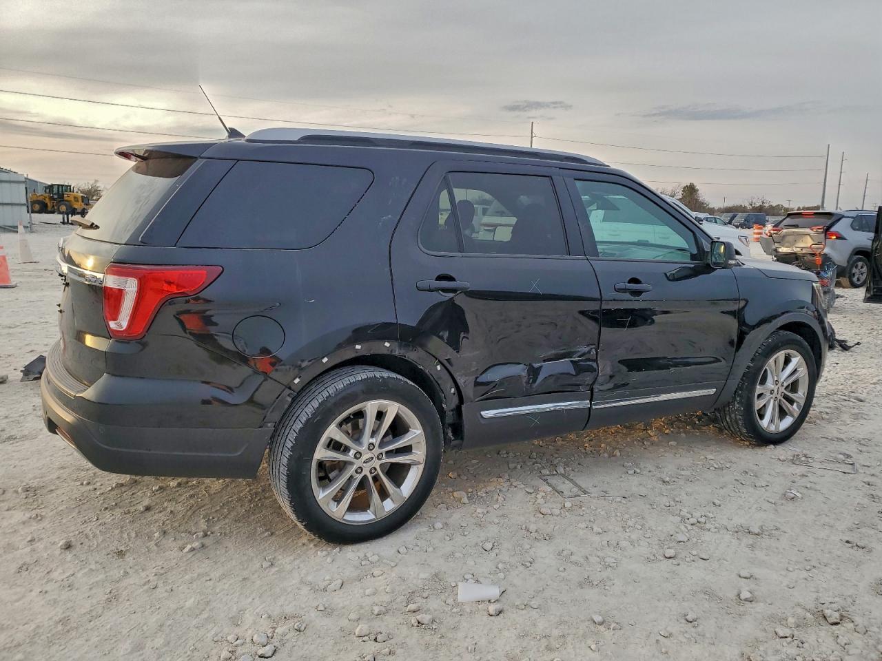 2019 FORD EXPLORER XLT photo 3
