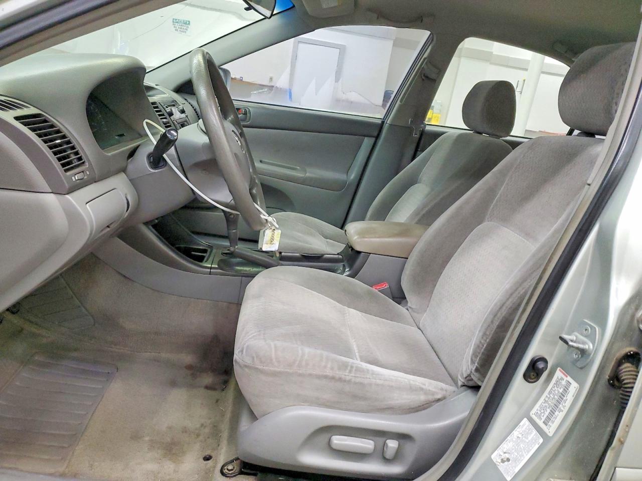 2002 TOYOTA CAMRY LE photo 13