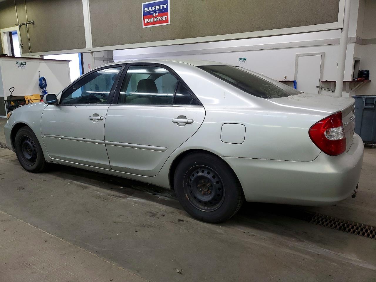 2002 TOYOTA CAMRY LE photo 3