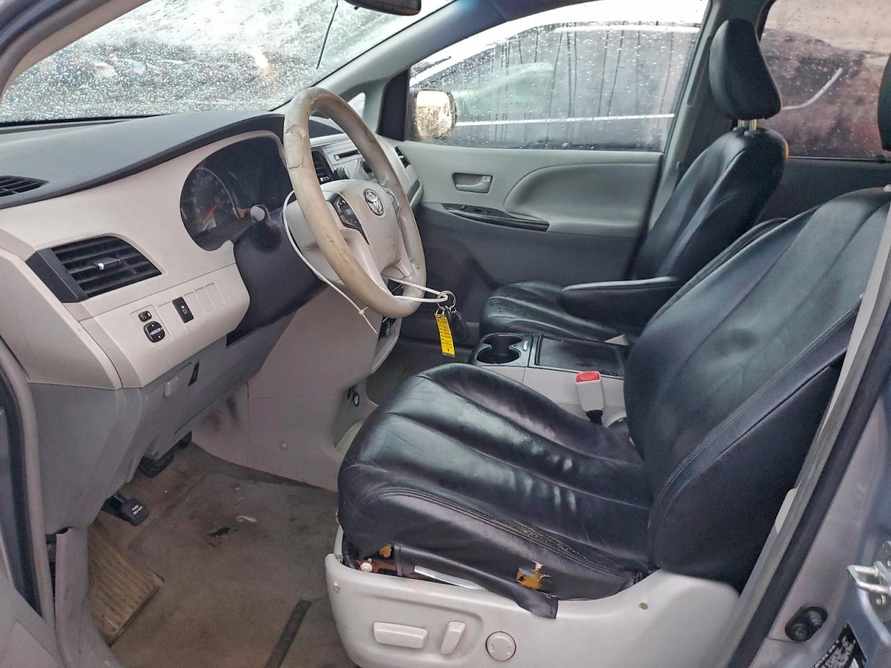 2013 TOYOTA SIENNA LE photo 7