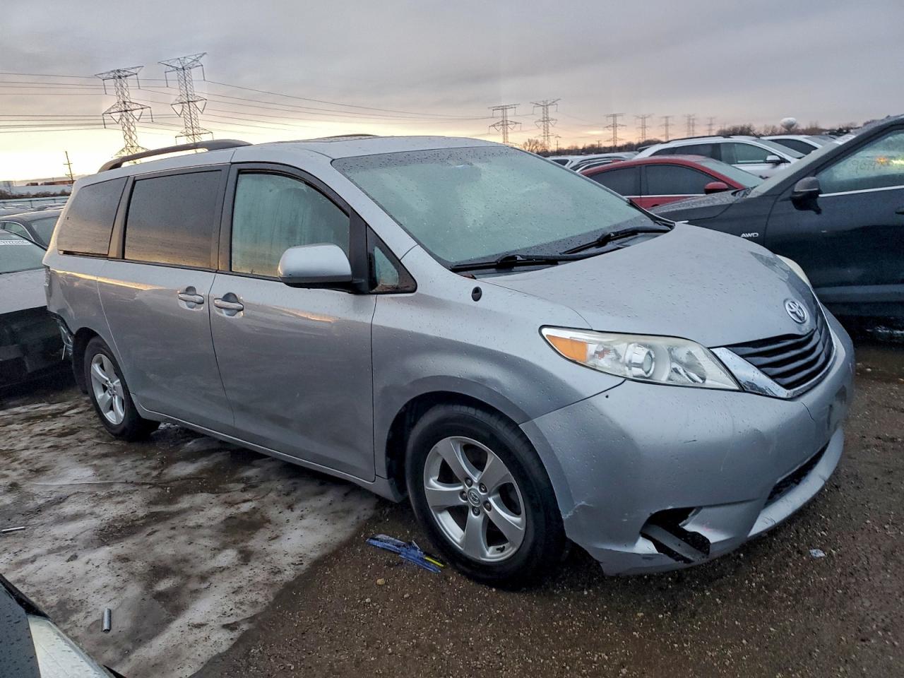 2013 TOYOTA SIENNA LE photo 4