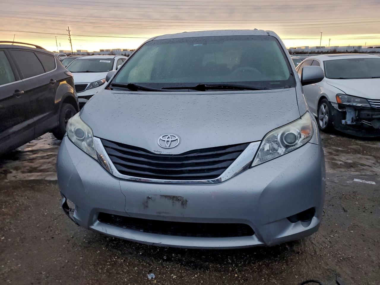2013 TOYOTA SIENNA LE photo 5