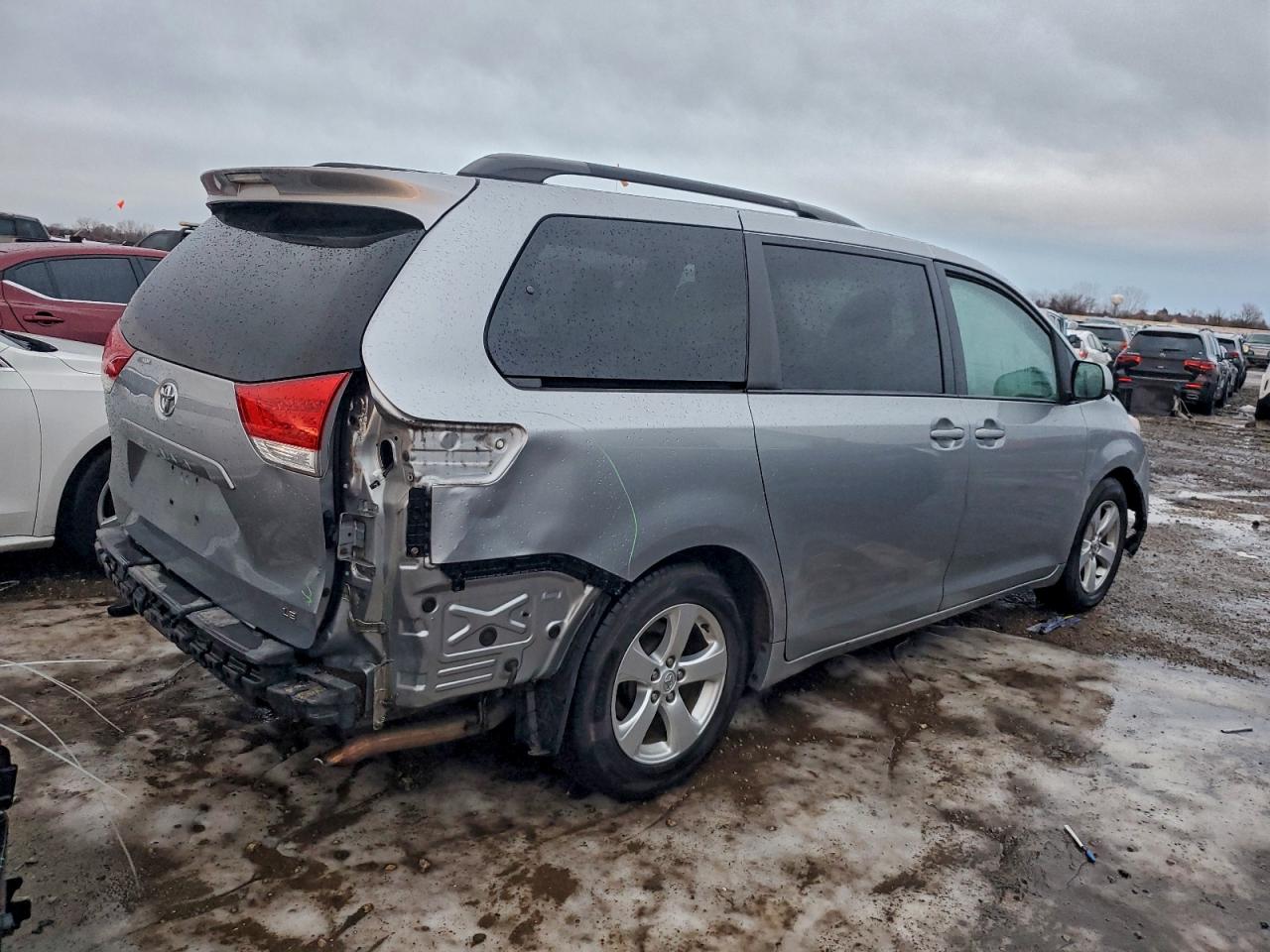 2013 TOYOTA SIENNA LE photo 3