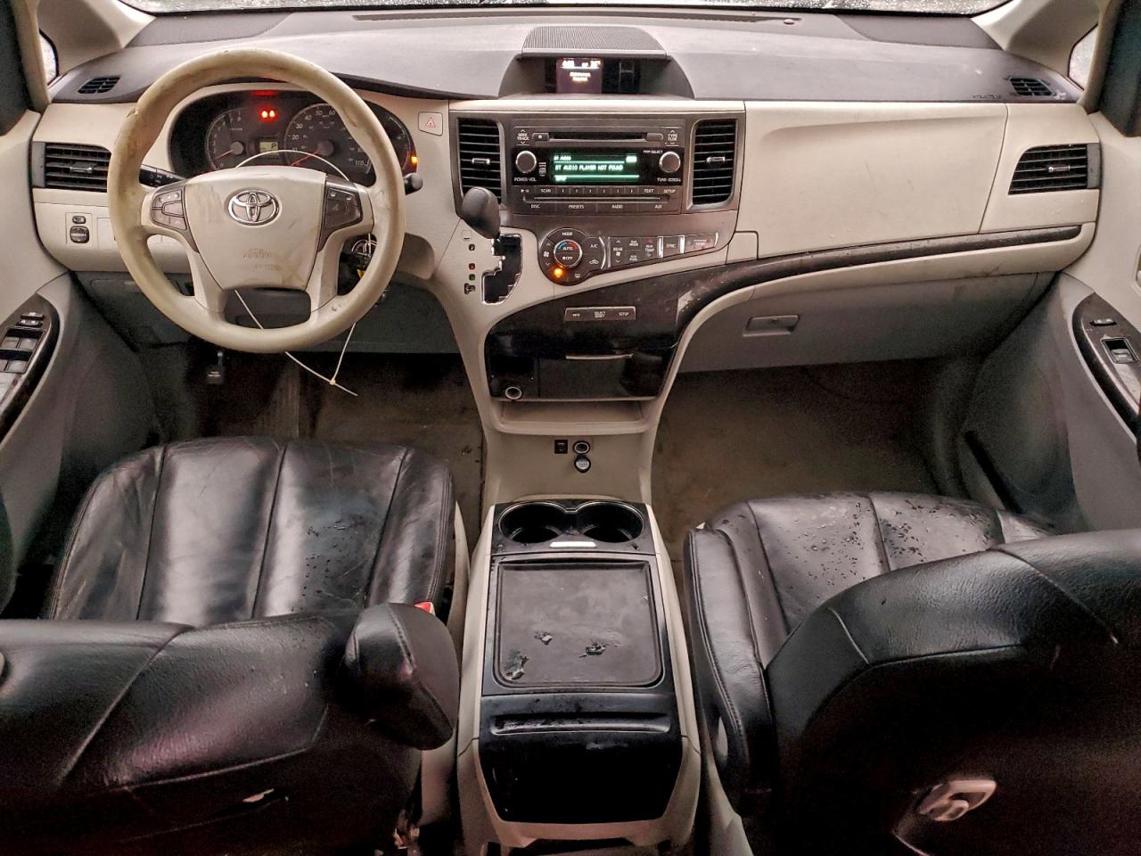 2013 TOYOTA SIENNA LE photo 8