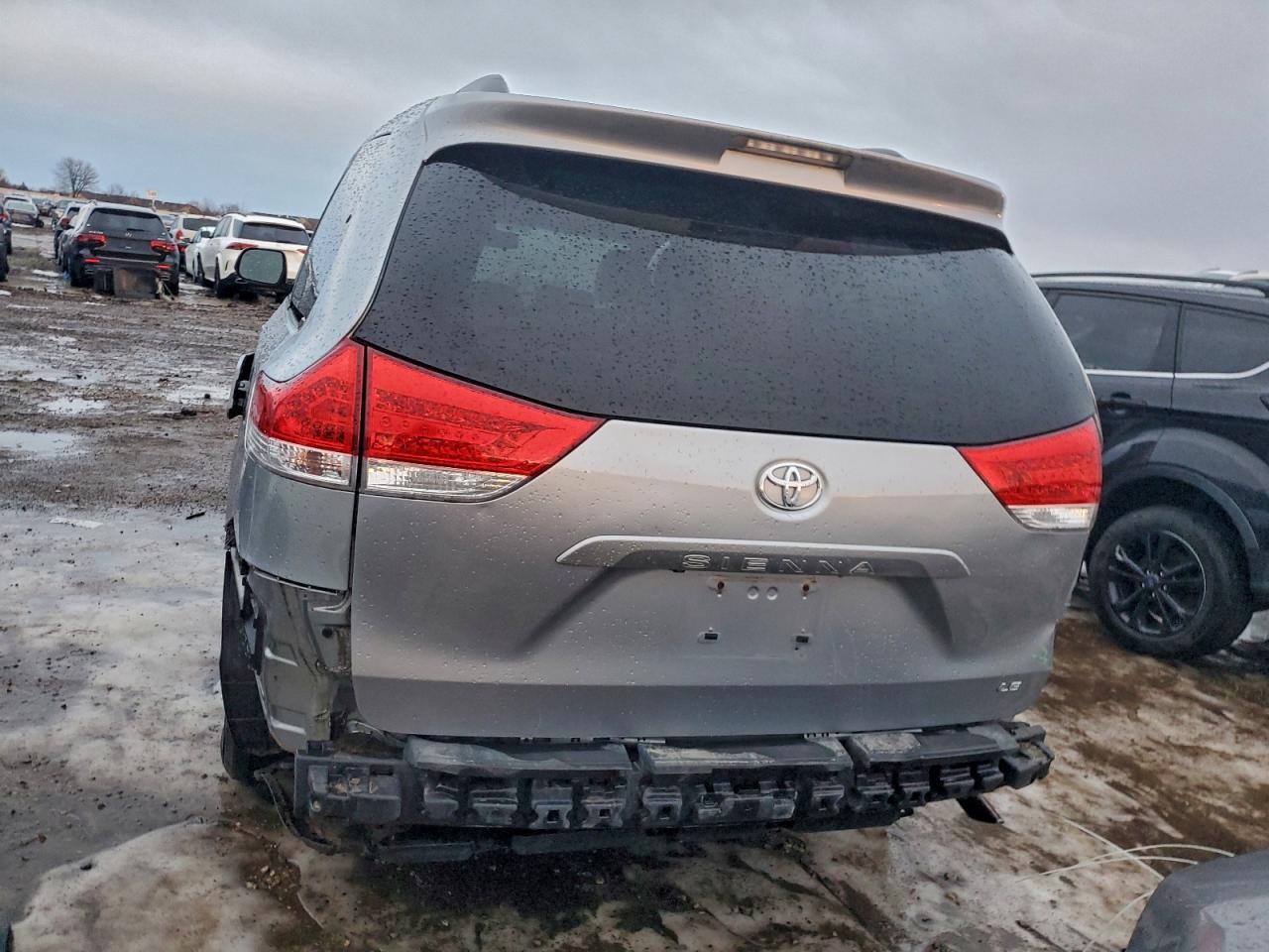 2013 TOYOTA SIENNA LE photo 6