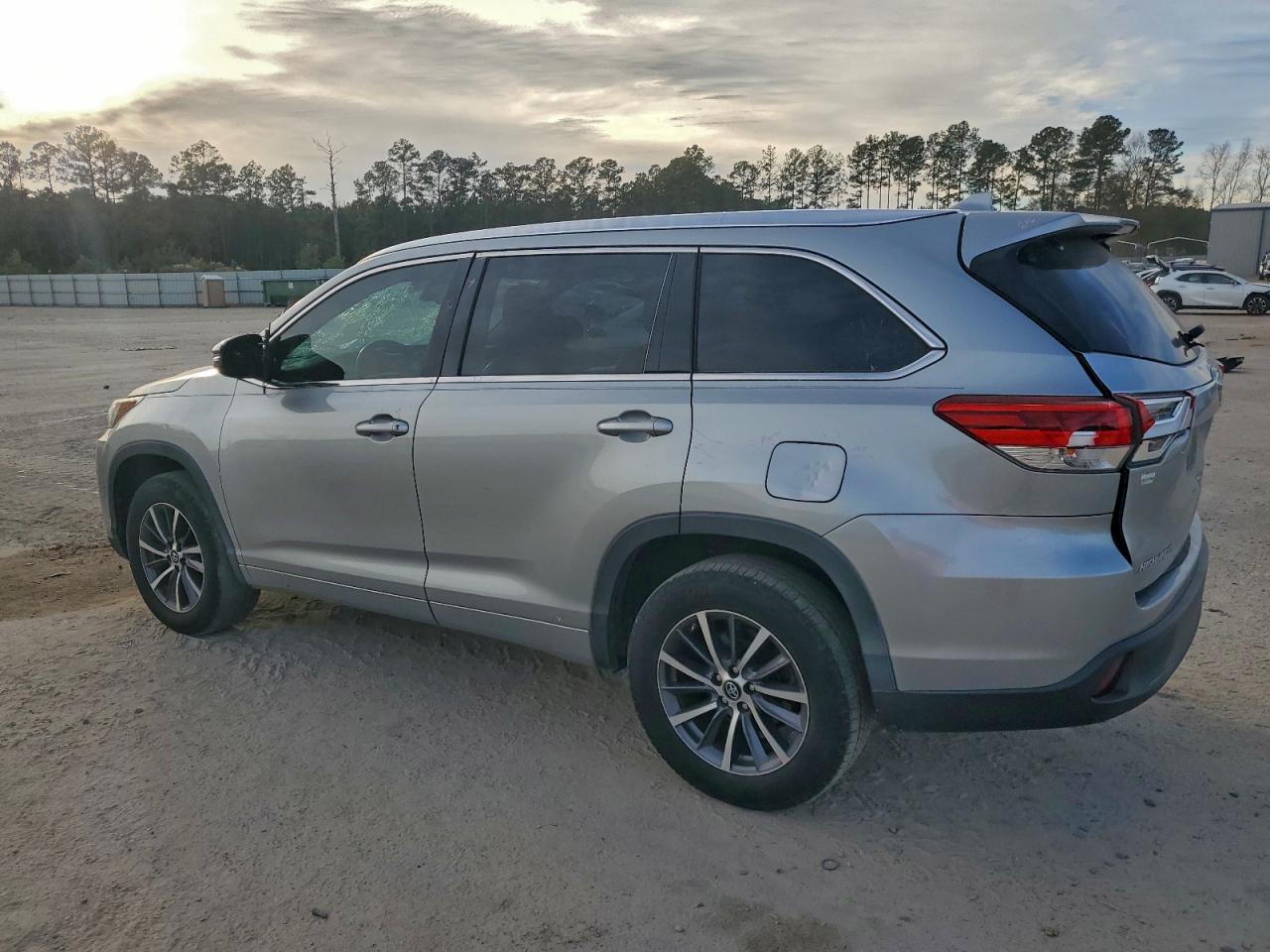 2017 TOYOTA HIGHLANDER SE photo 2
