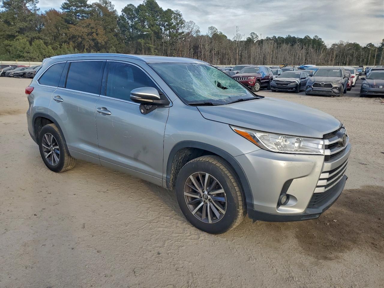 2017 TOYOTA HIGHLANDER SE photo 4
