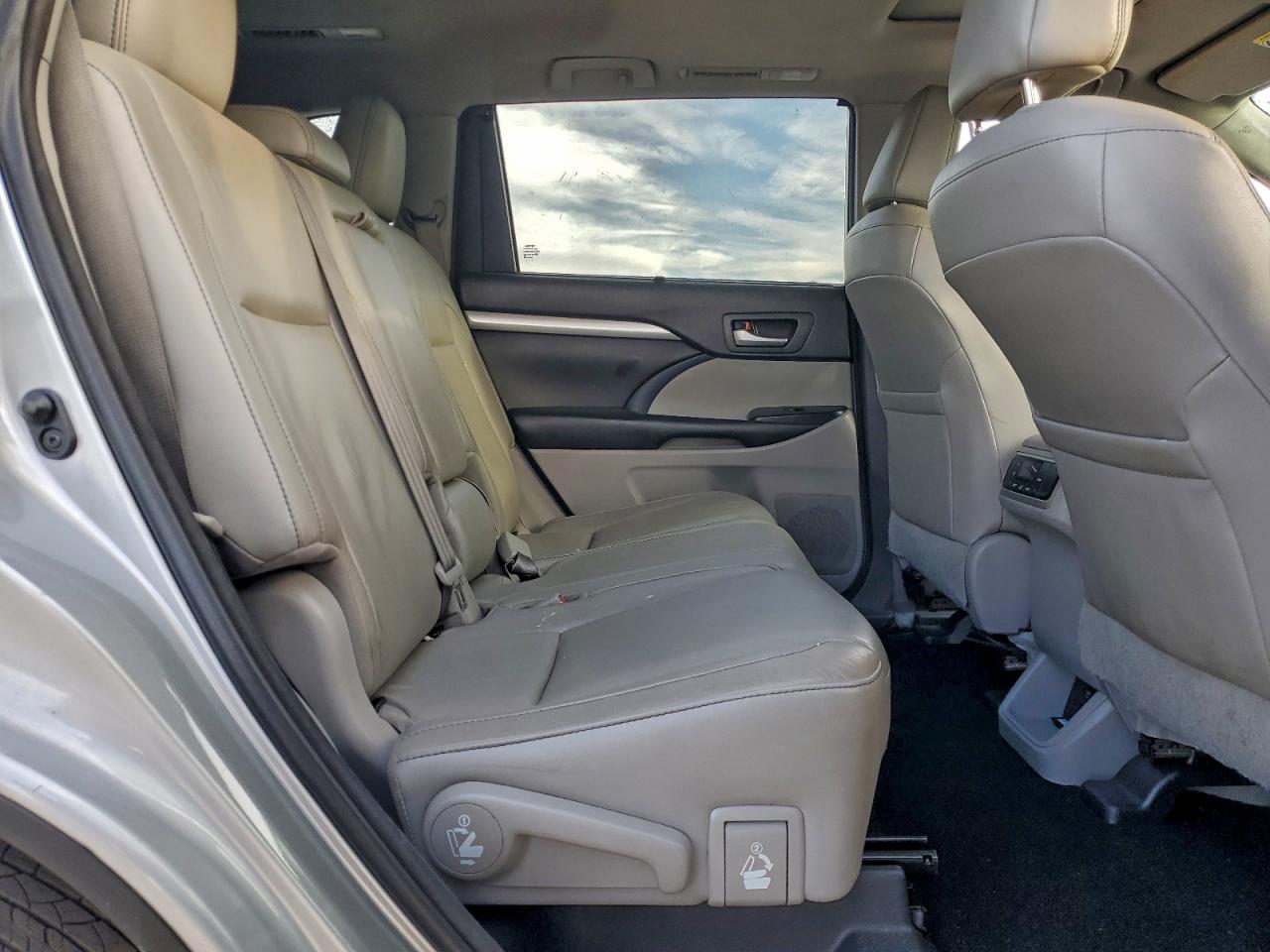 2017 TOYOTA HIGHLANDER SE photo 11