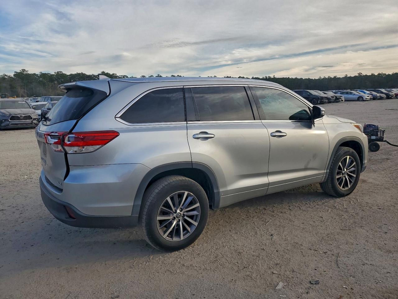2017 TOYOTA HIGHLANDER SE photo 3