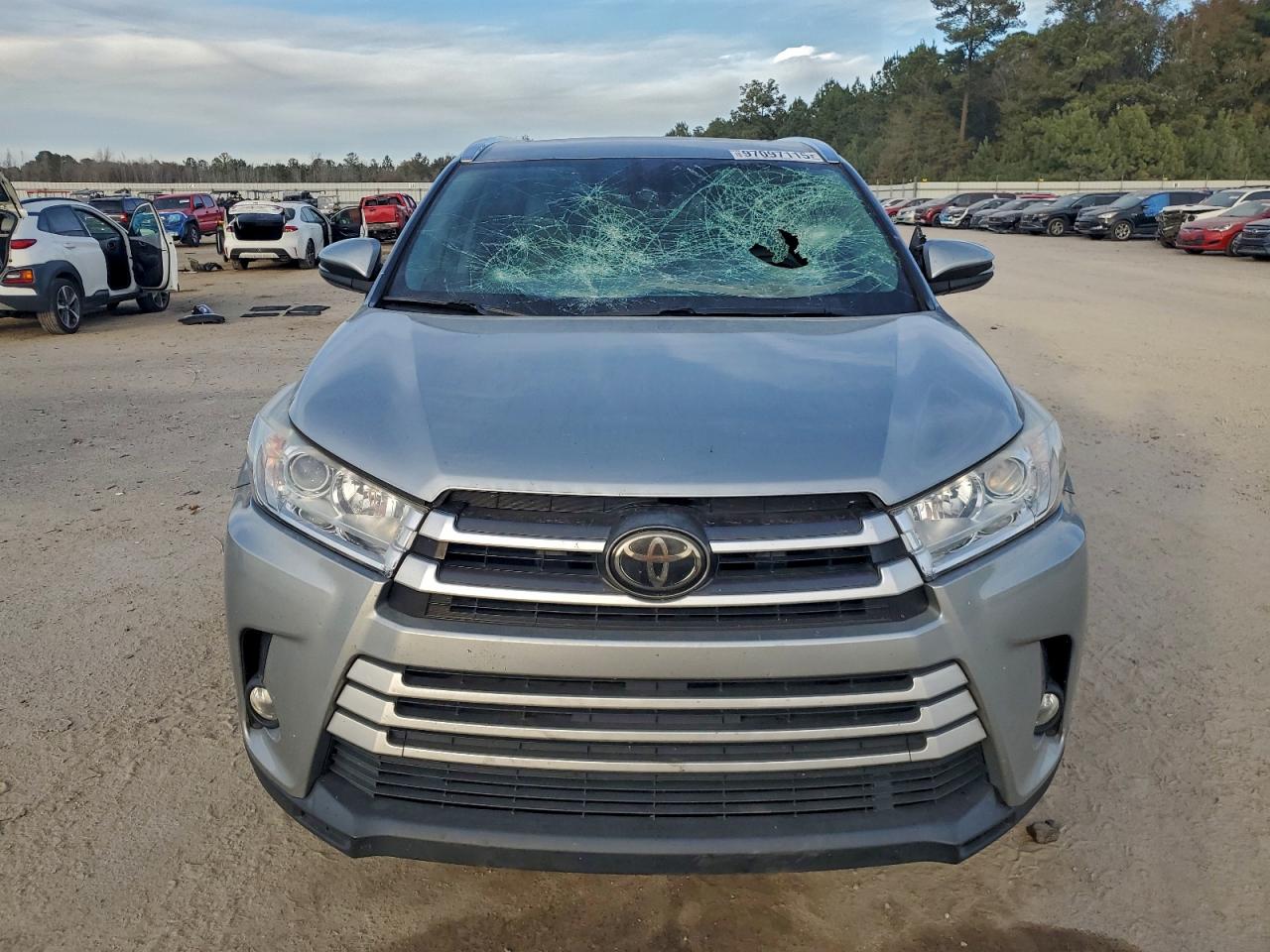 2017 TOYOTA HIGHLANDER SE photo 5