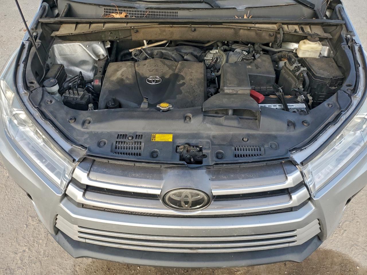 2017 TOYOTA HIGHLANDER SE photo 12