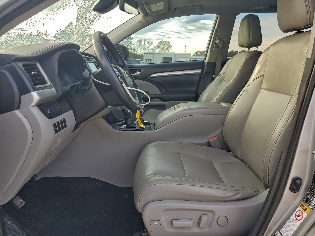 2017 TOYOTA HIGHLANDER SE photo 7