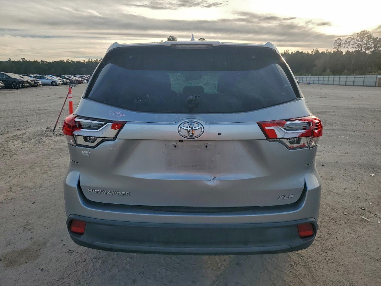 2017 TOYOTA HIGHLANDER SE photo 6
