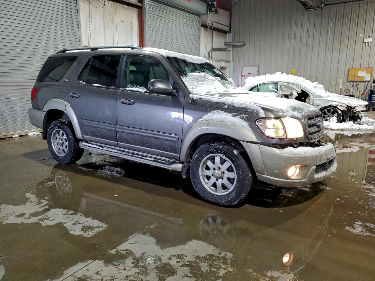 2004 TOYOTA SEQUOIA SR5 photo 4