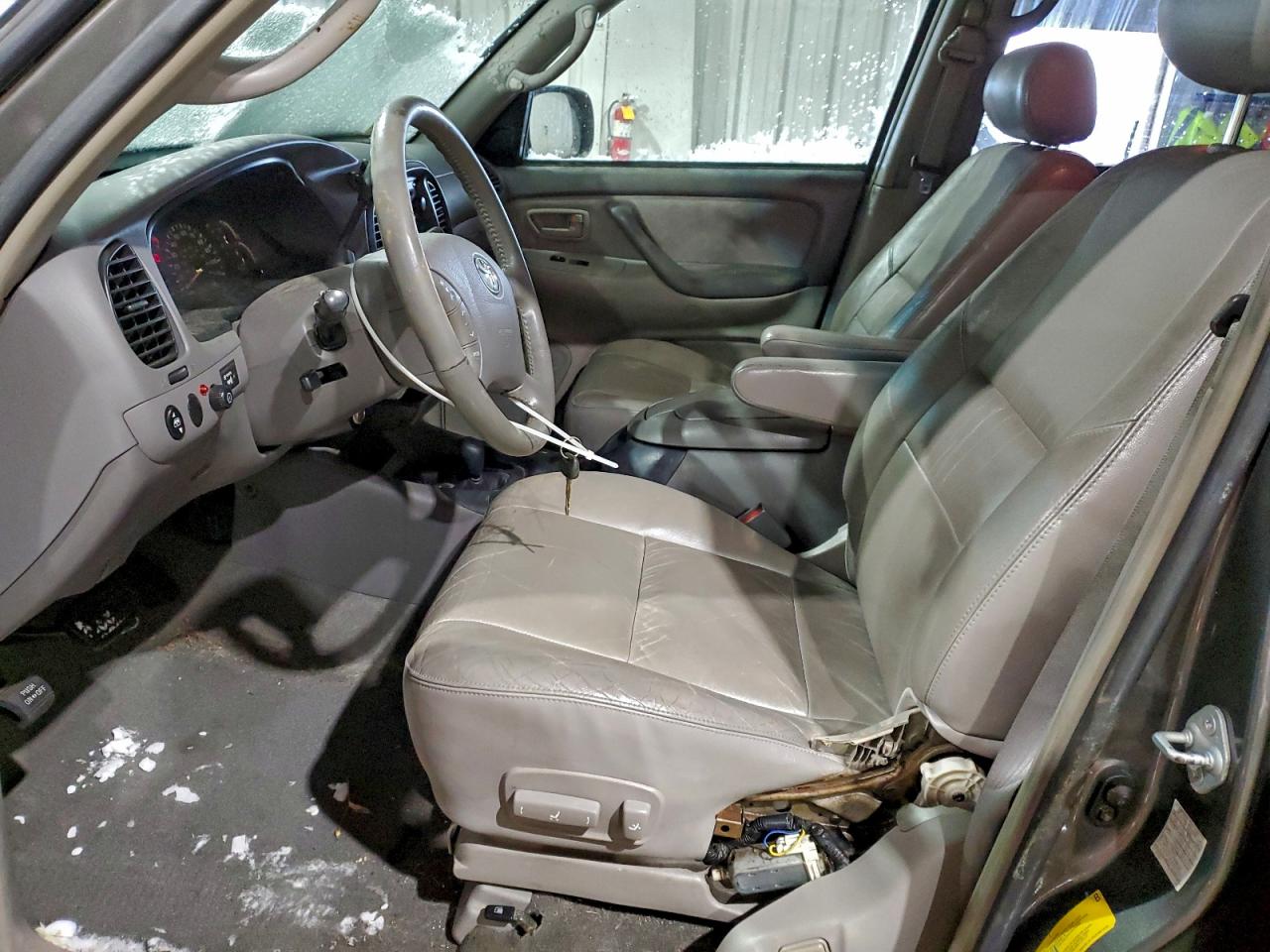 2004 TOYOTA SEQUOIA SR5 photo 7