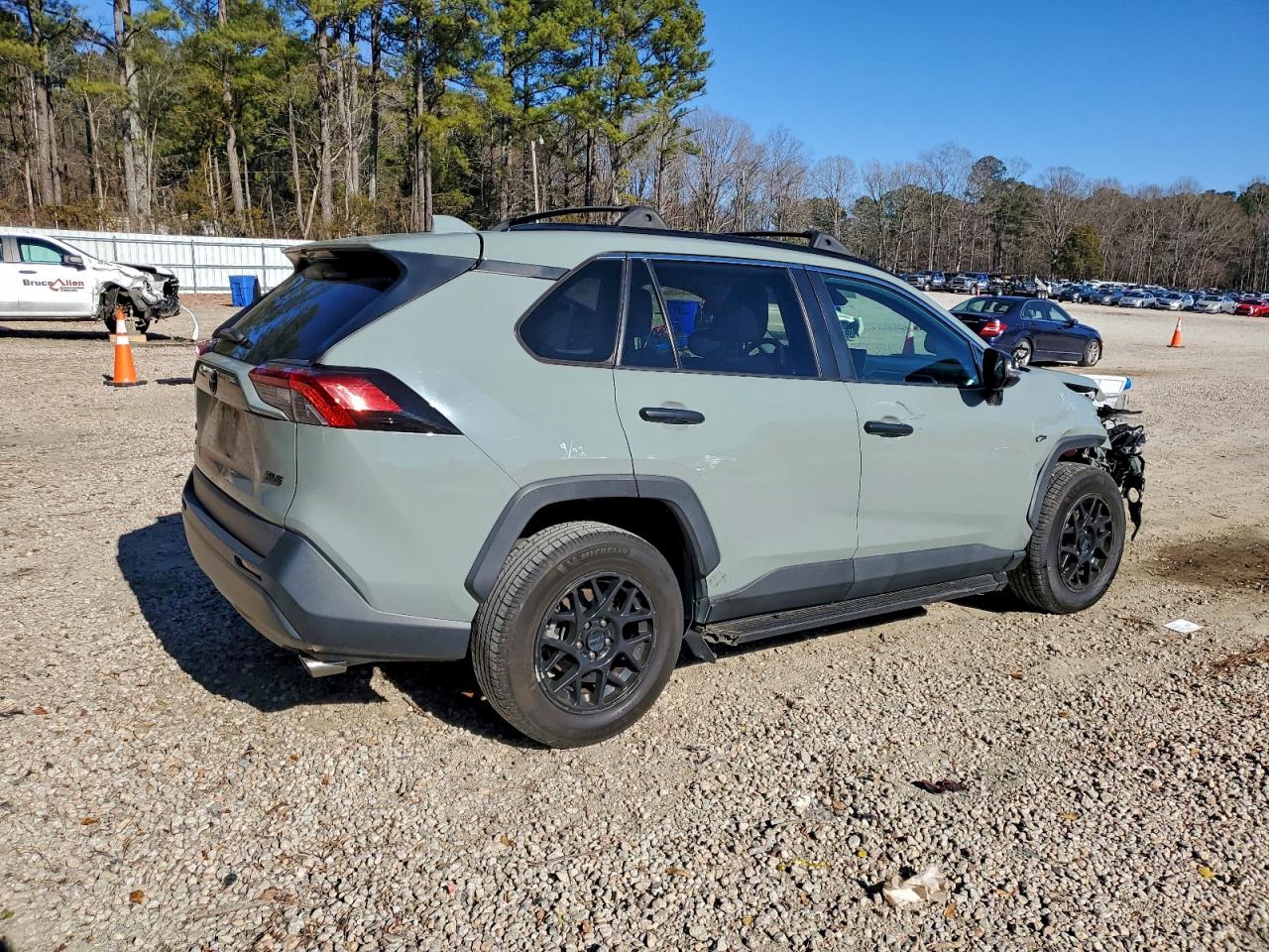 2019 TOYOTA RAV4 XLE photo 3