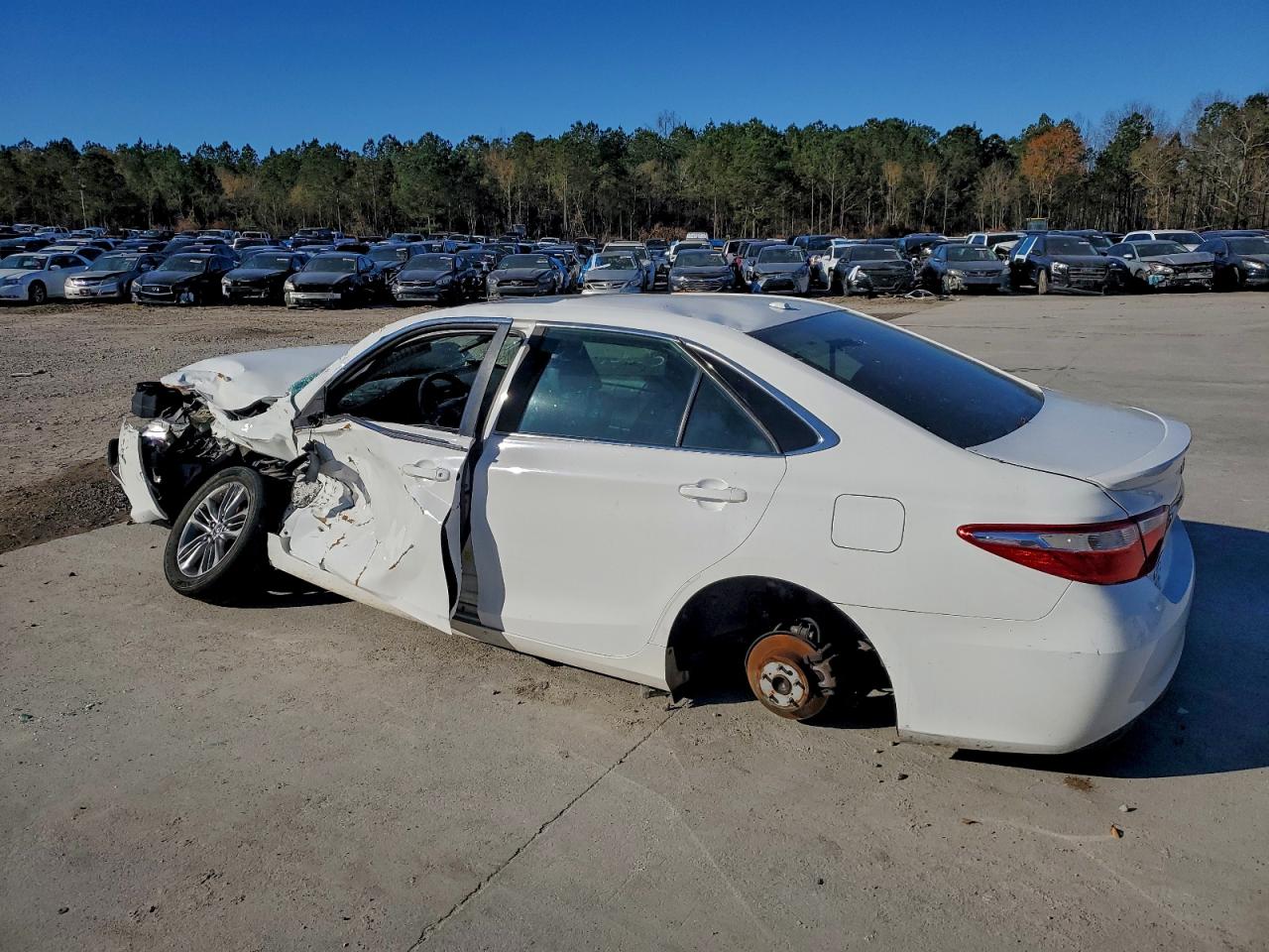 2015 TOYOTA CAMRY LE photo 4