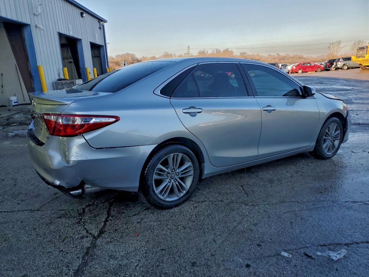 2015 TOYOTA CAMRY LE photo 3