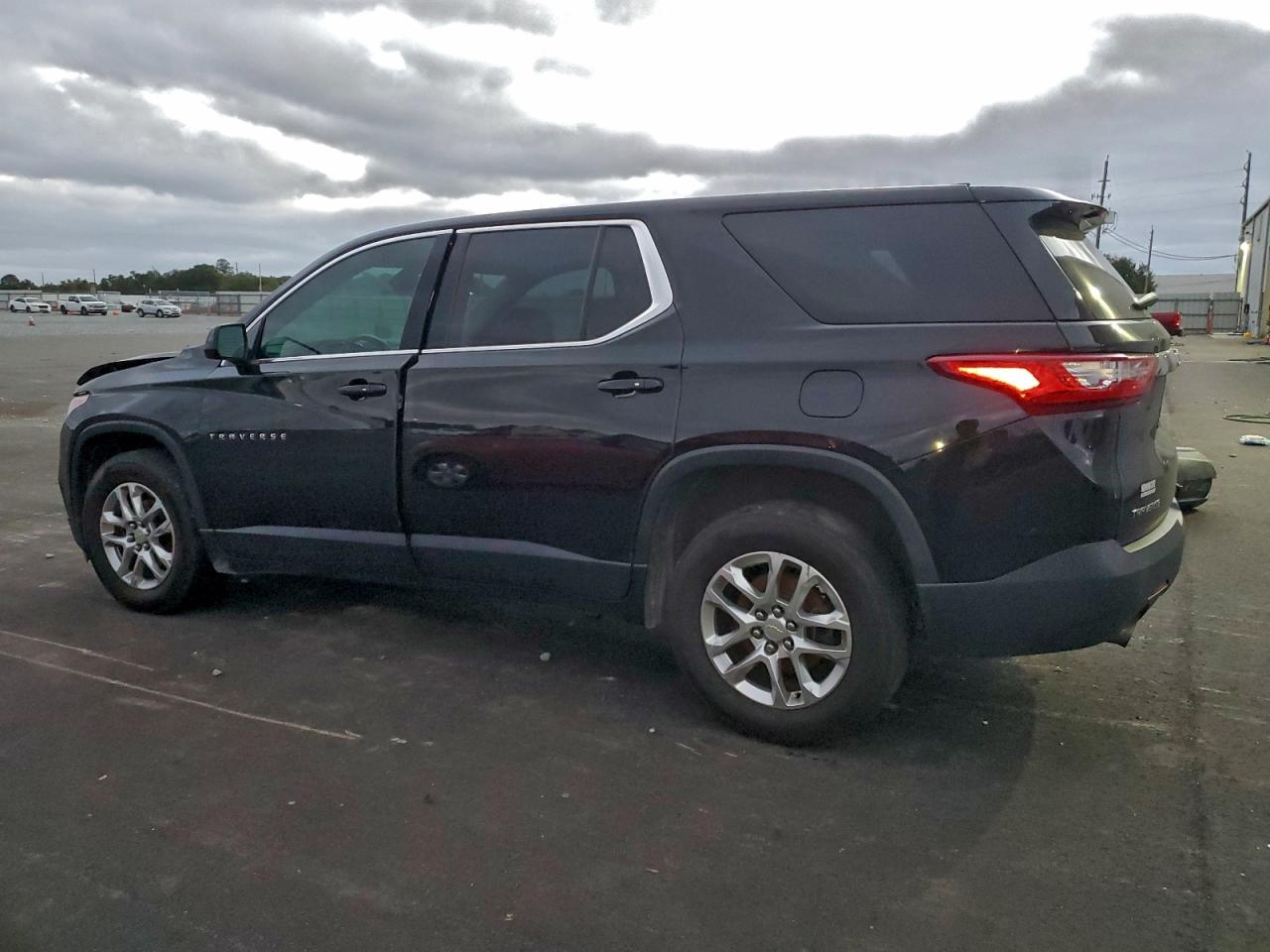 2020 CHEVROLET TRAVERSE LS photo 2