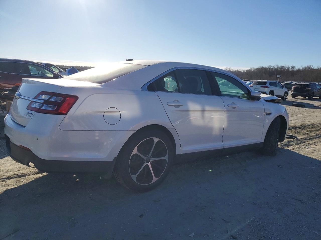 2015 FORD TAURUS SEL photo 3