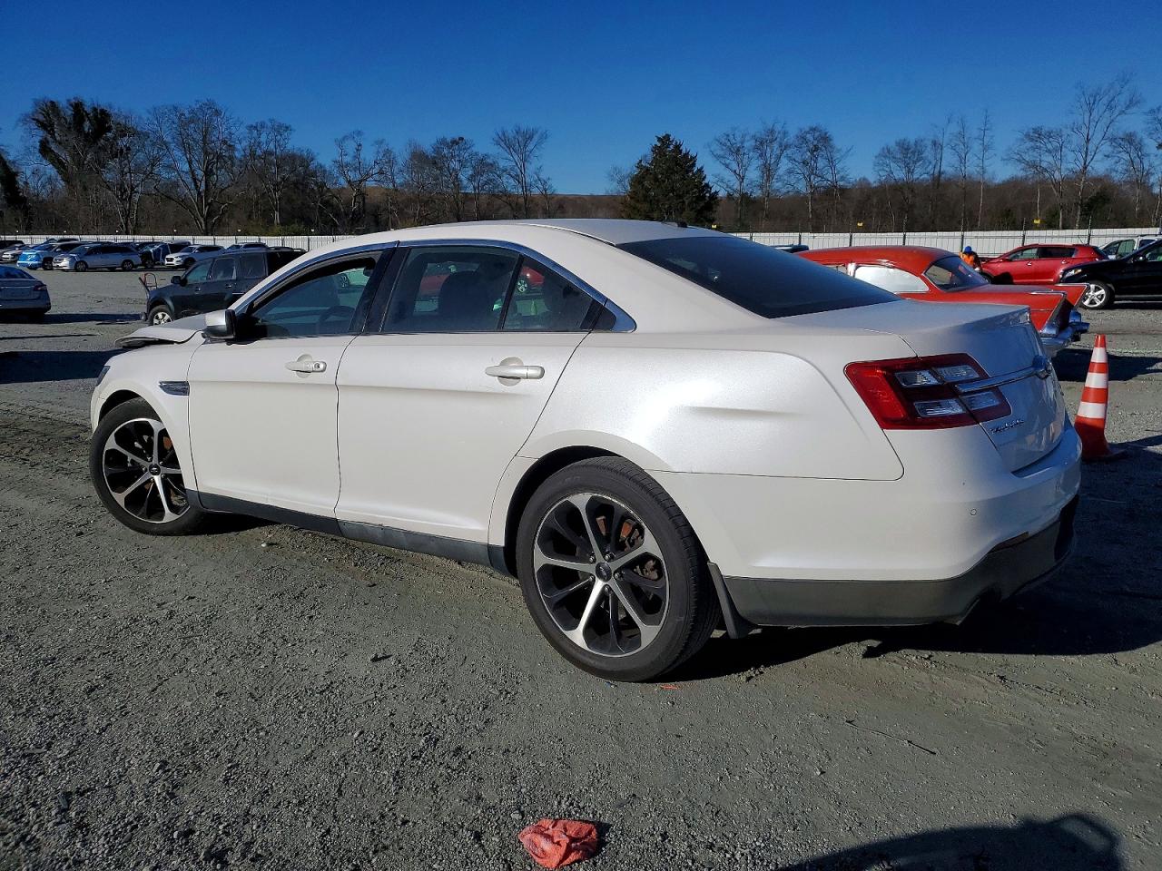 2015 FORD TAURUS SEL photo 2
