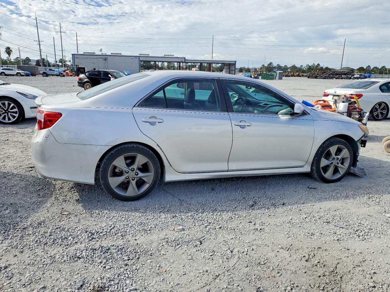 2012 TOYOTA CAMRY SE photo 5