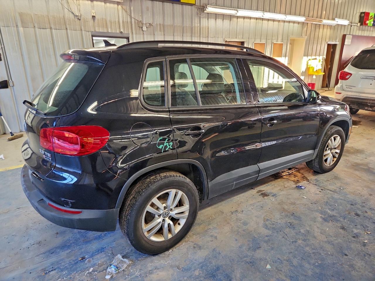 2017 VOLKSWAGEN TIGUAN S photo 3