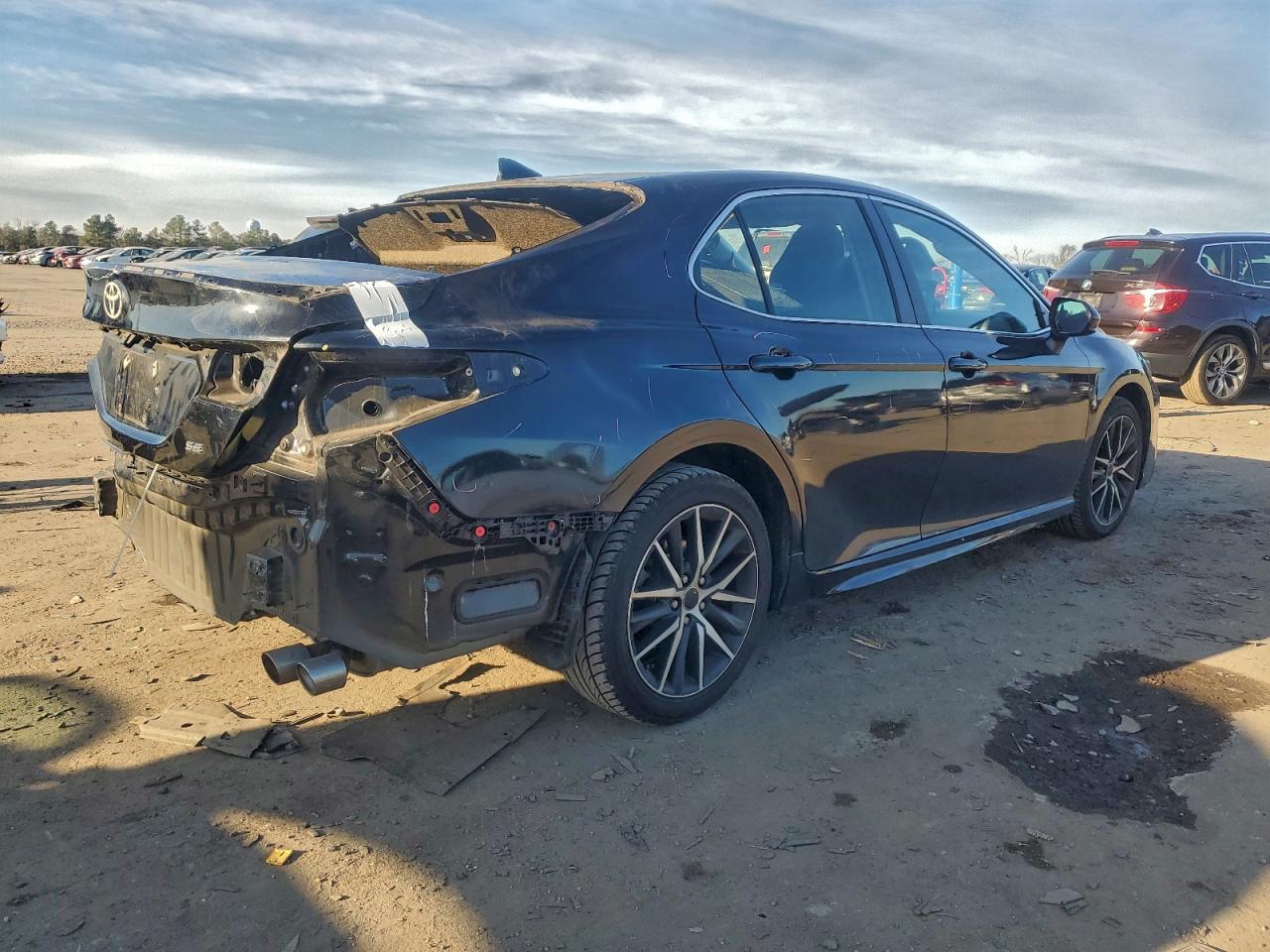 2021 TOYOTA CAMRY SE photo 3