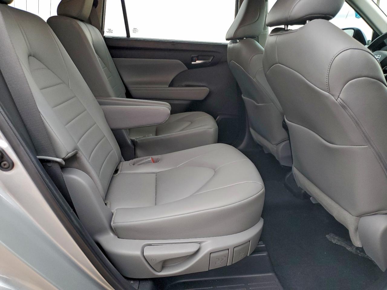 2022 TOYOTA HIGHLANDER XLE photo 21