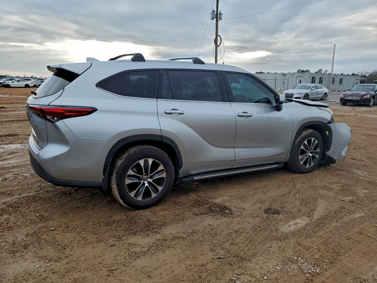 2022 TOYOTA HIGHLANDER XLE photo 5