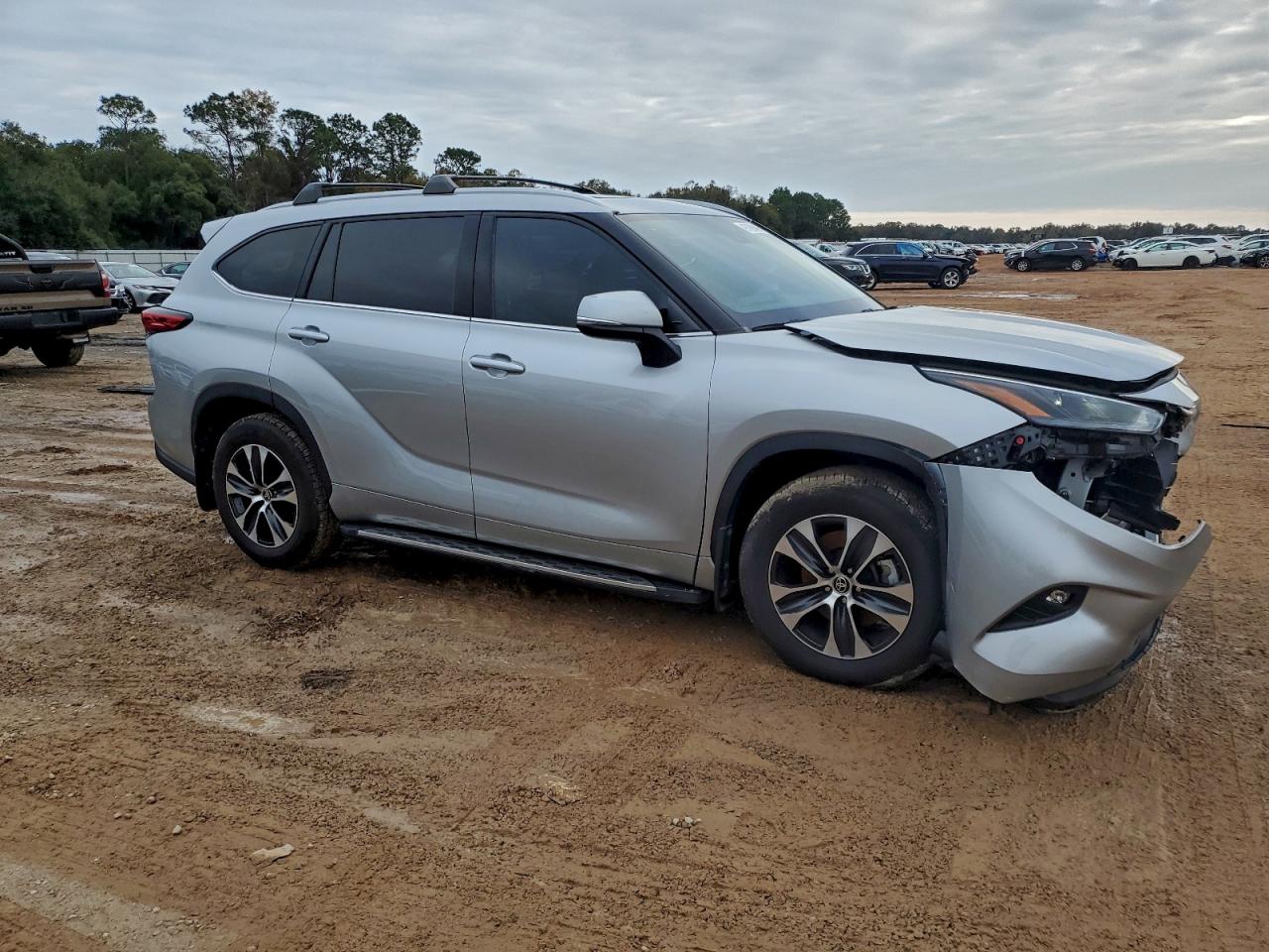 2022 TOYOTA HIGHLANDER XLE photo 7