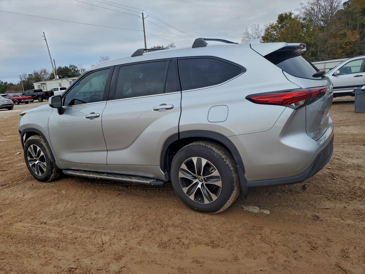 2022 TOYOTA HIGHLANDER XLE photo 3
