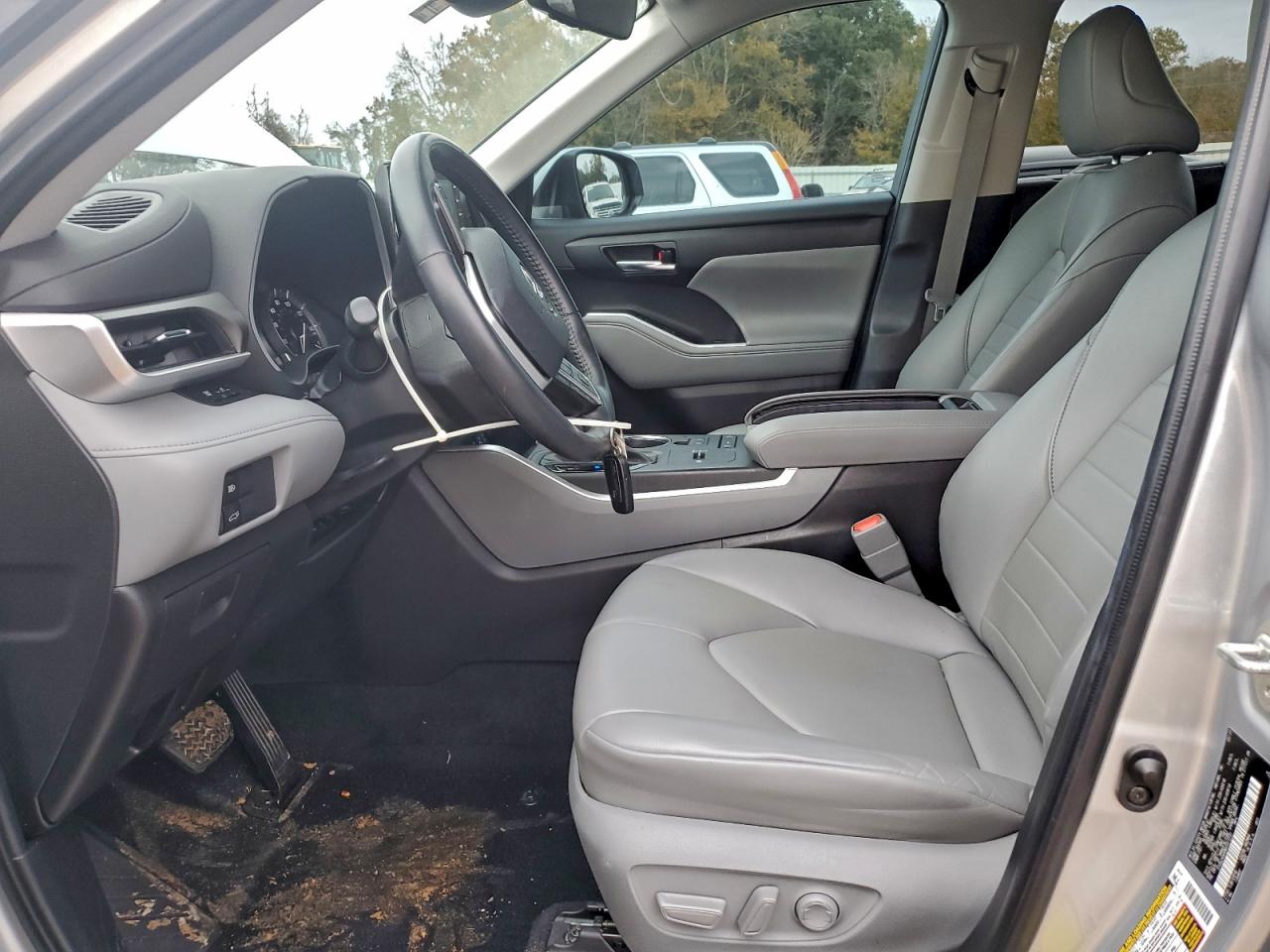 2022 TOYOTA HIGHLANDER XLE photo 13
