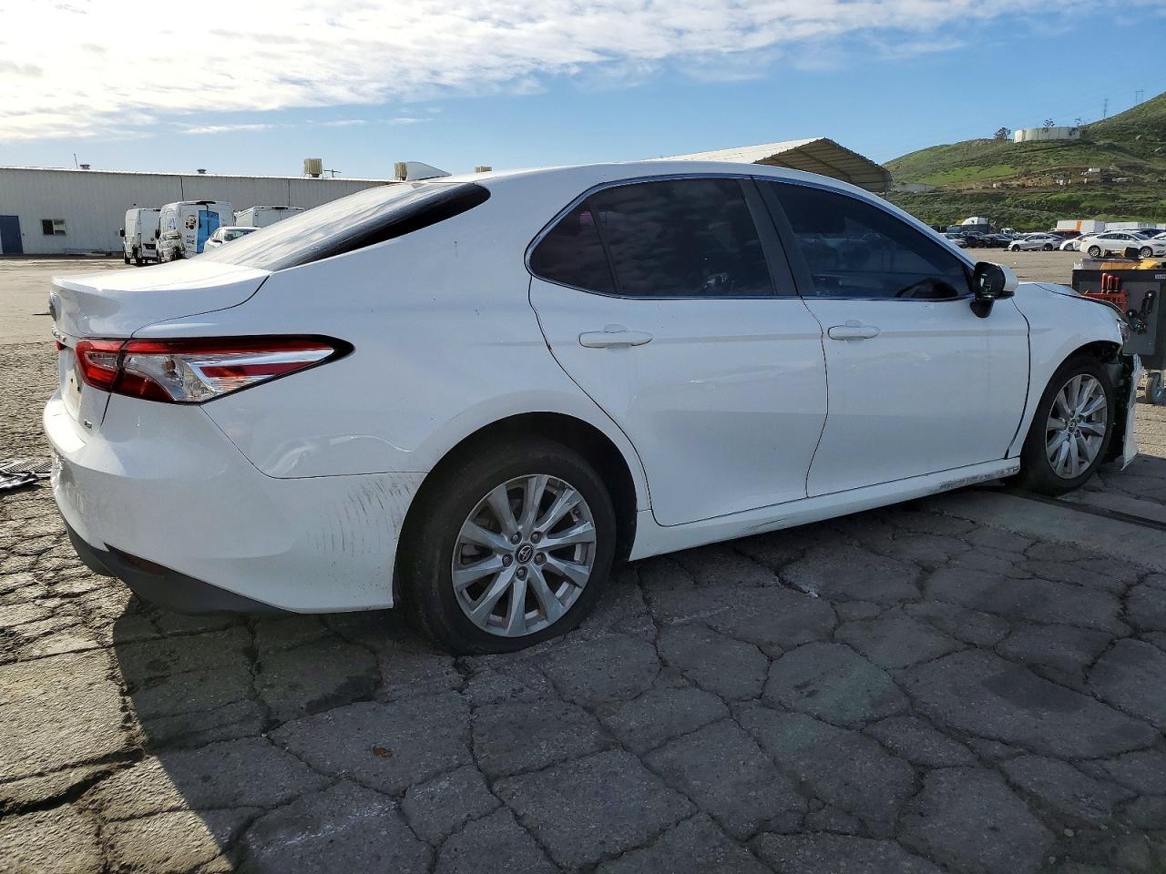 2019 TOYOTA CAMRY L photo 3