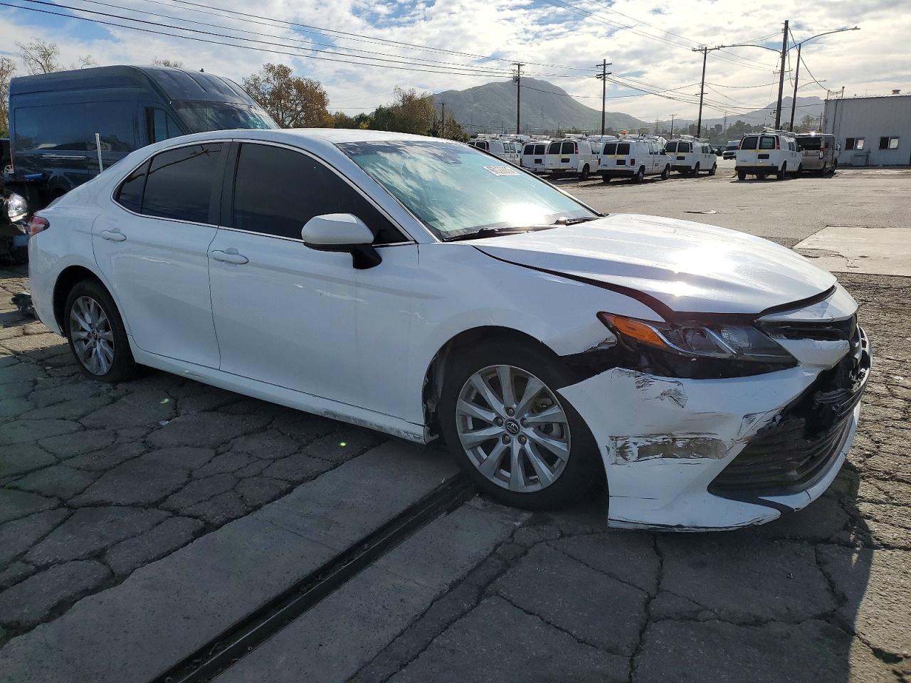 2019 TOYOTA CAMRY L photo 4