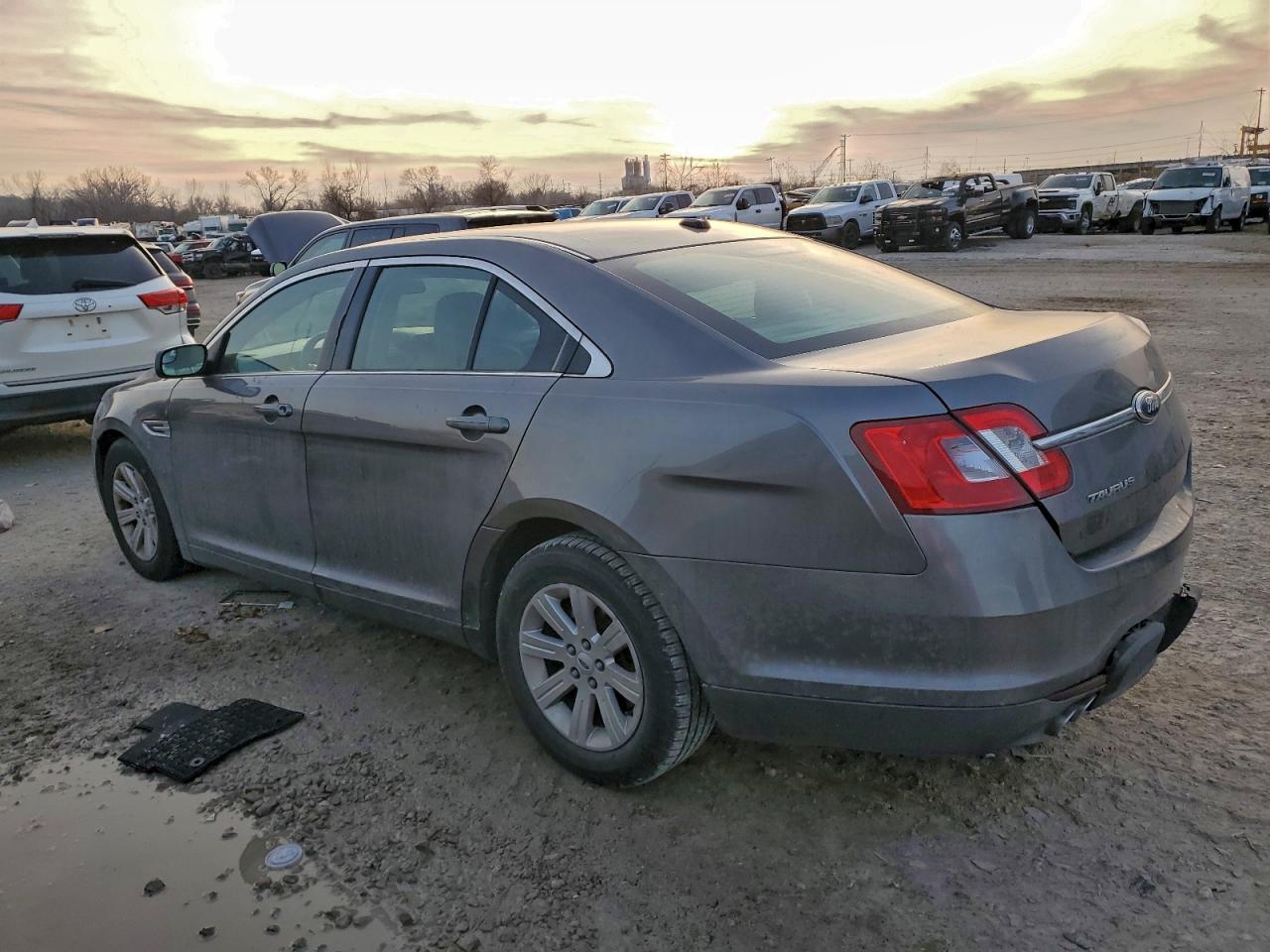 2012 FORD TAURUS SE photo 2