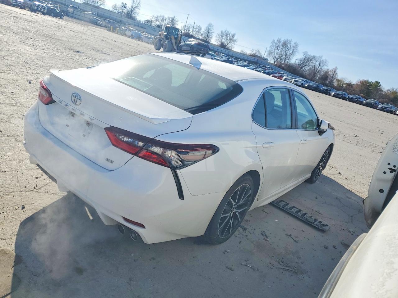 2022 TOYOTA CAMRY SE photo 3