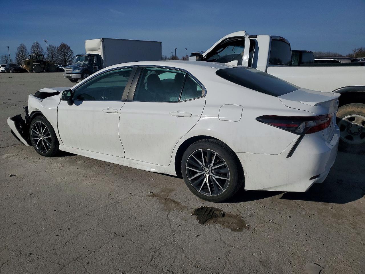 2022 TOYOTA CAMRY SE photo 2
