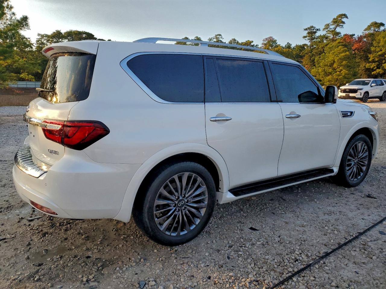 2022 INFINITI QX80 LUXE photo 5