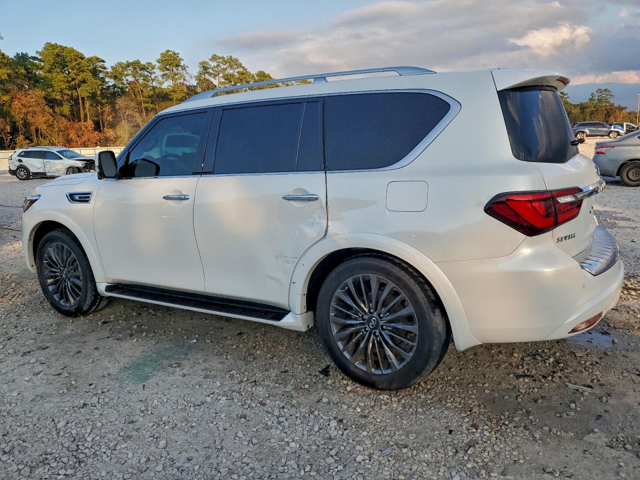 2022 INFINITI QX80 LUXE photo 3