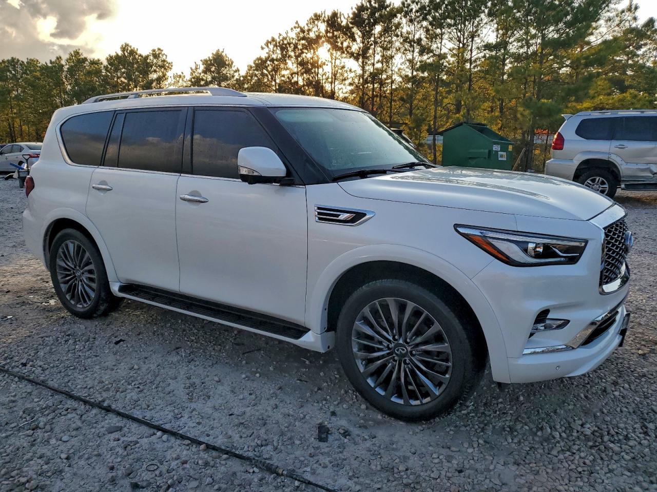 2022 INFINITI QX80 LUXE photo 7