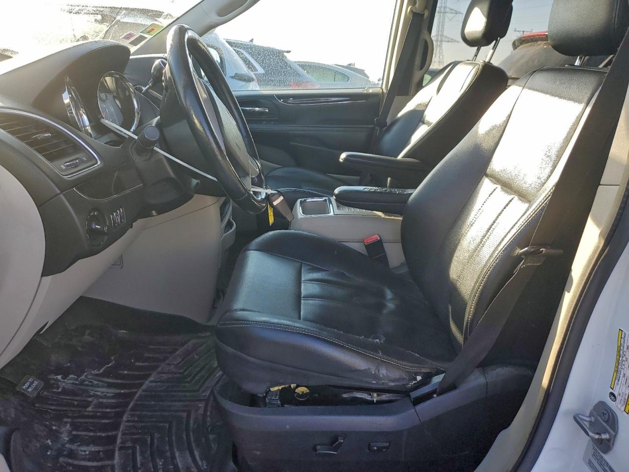 2015 CHRYSLER TOWN & COUNTRY TOURING L photo 13