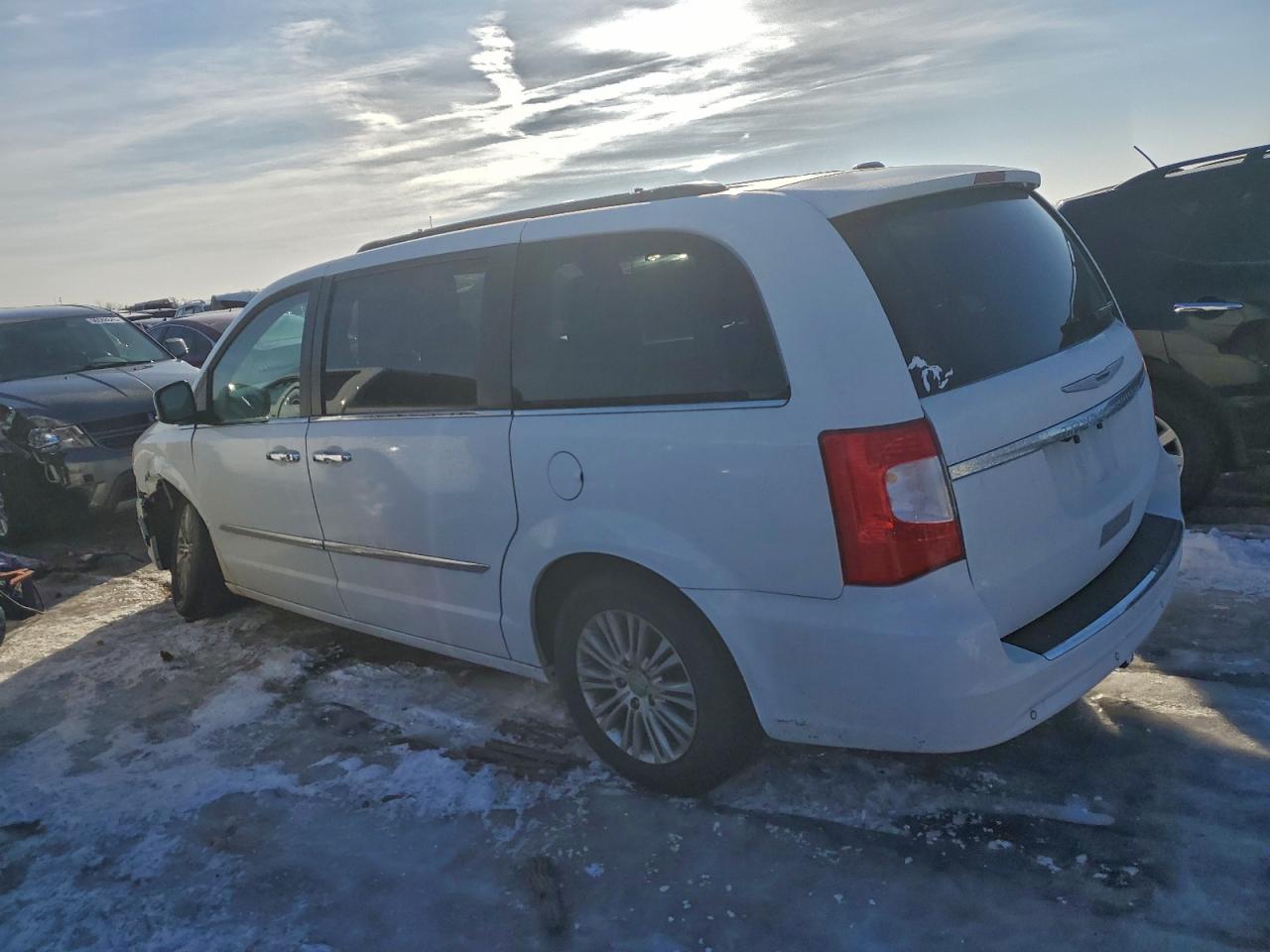 2015 CHRYSLER TOWN & COUNTRY TOURING L photo 3