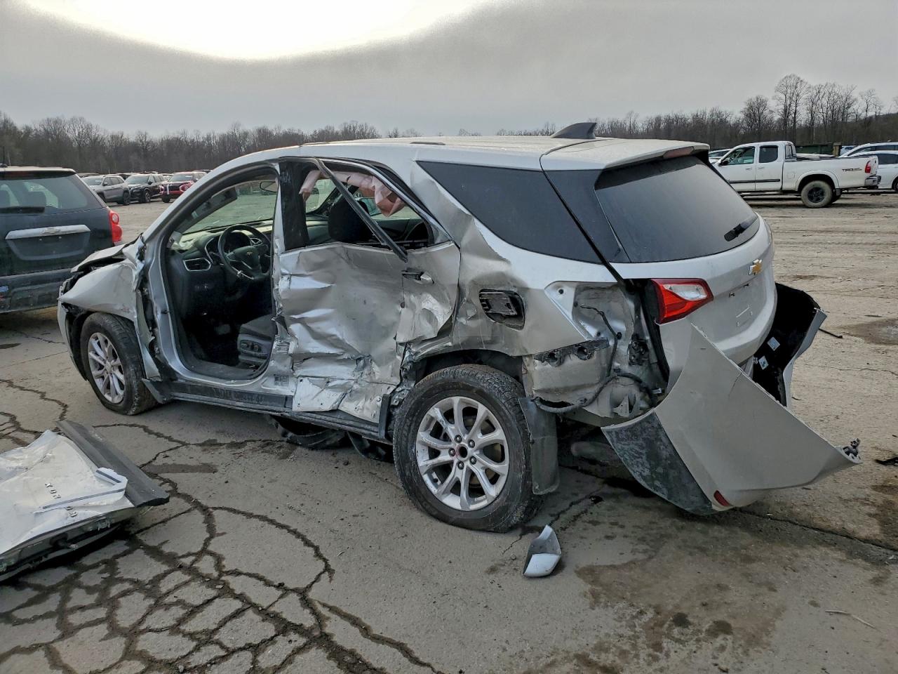 2019 CHEVROLET EQUINOX LT photo 2